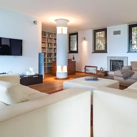 Lovely Cascina. Stunning Views & Sun Deck Holiday home *