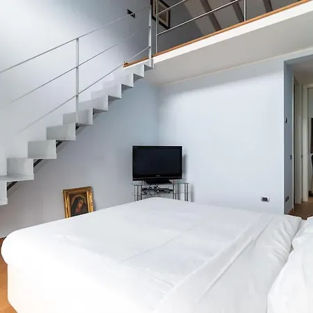 別荘 Lovely Cascina. Stunning Views & Sun Deck チェルノッビオ