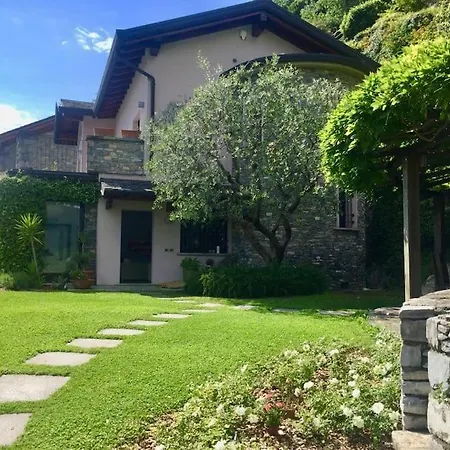 Lovely Cascina. Stunning Views & Sun Deck 別荘